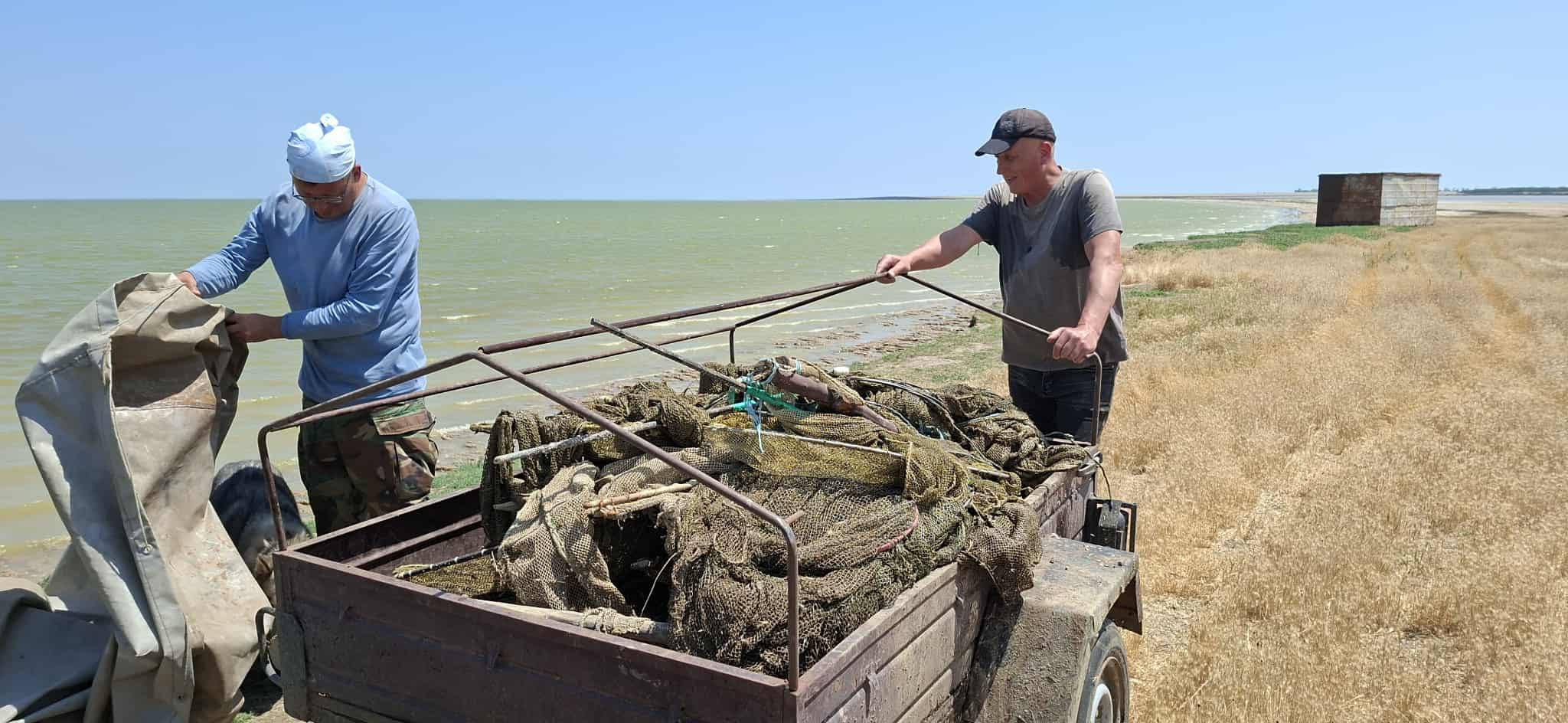 Рейнджеры парка с изъятыми браконьерскими сетями